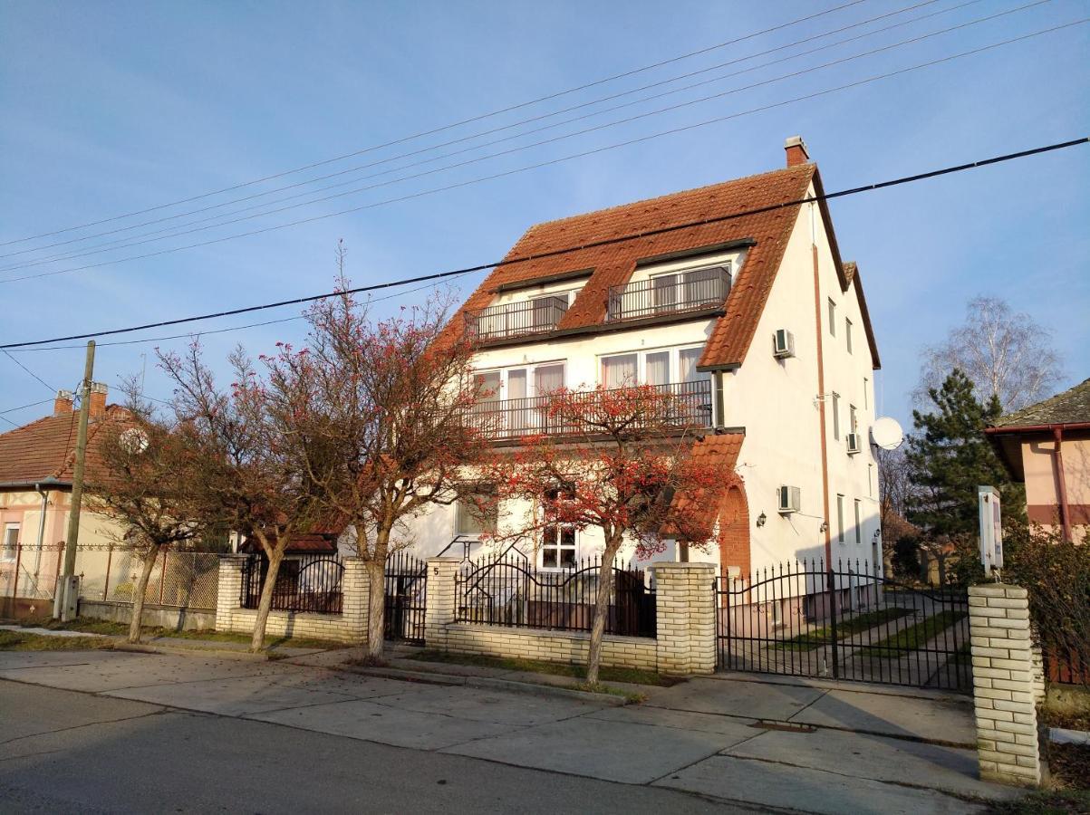 Szilvia Panzio Gyomaendrod Bed & Breakfast Dış mekan fotoğraf